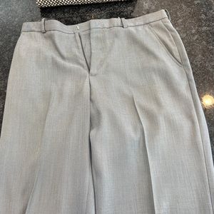 Perry Ellis Classic Fit dress pants. 34x32 88% polyester.